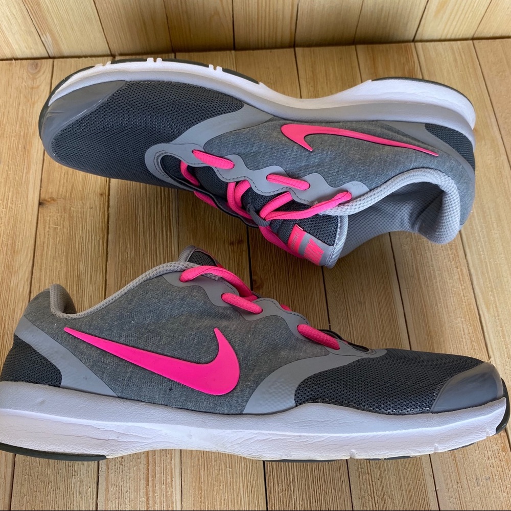Nike women’s training shoe TR 4 size 10 pink gray
